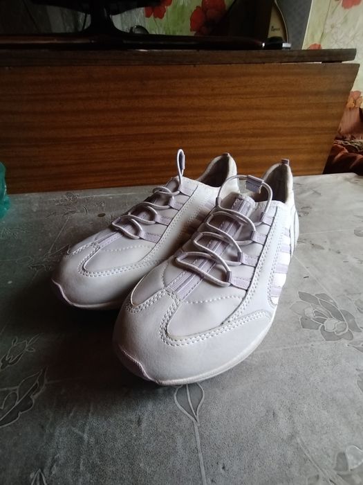 Женские кроссовки 40р