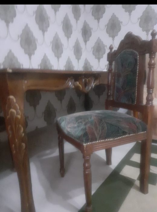 Столы и. стулья.