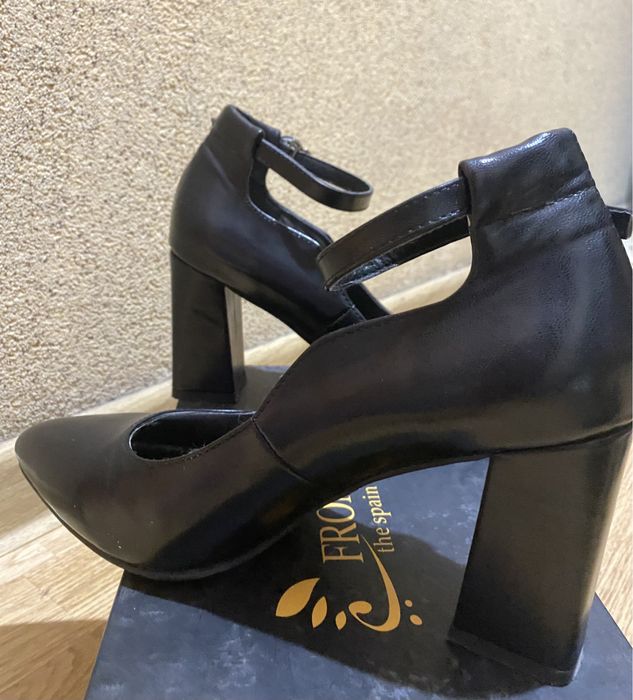 Продаются Новые черные туфли