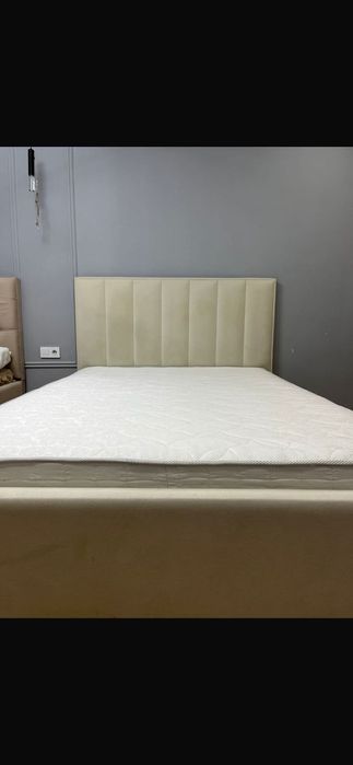 Продам двуспальную кровать с матрасом