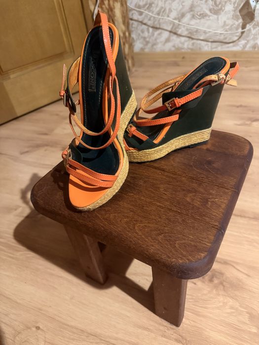 Летняя обувь на танкетке