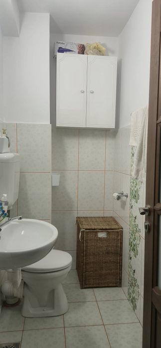 155000 euro-apartament renovat 4 camere semidecomandat la 4-7 minute de: scoala 7, parc, City, piata Brotacei, piata Tomis 3.