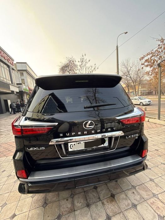 Lexus XL570  rangi qora