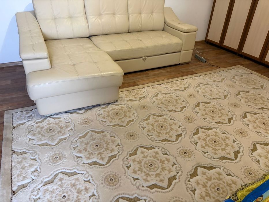 Продам диван кожаный в отличном состоянии