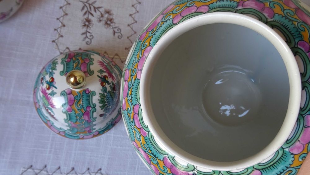 Ваза с капак от Азия, дфинджифилов буркан.