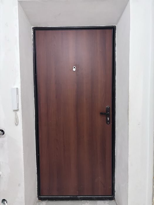 Продам входную дверь