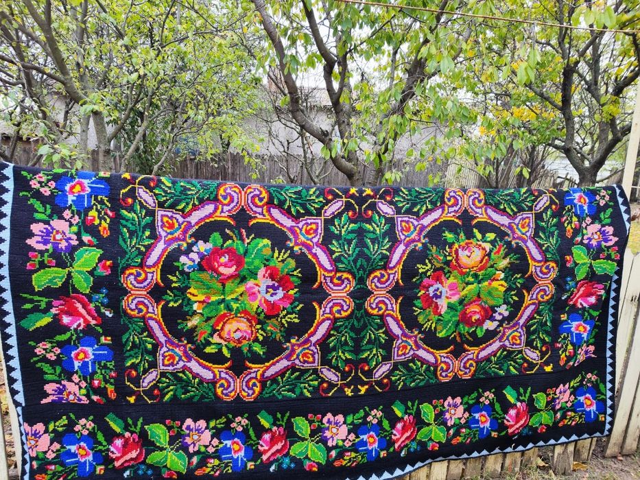 Vând cuverturi țesute manual