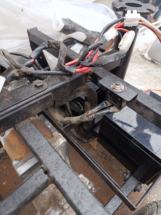 Електрическа инвалидна количка за части