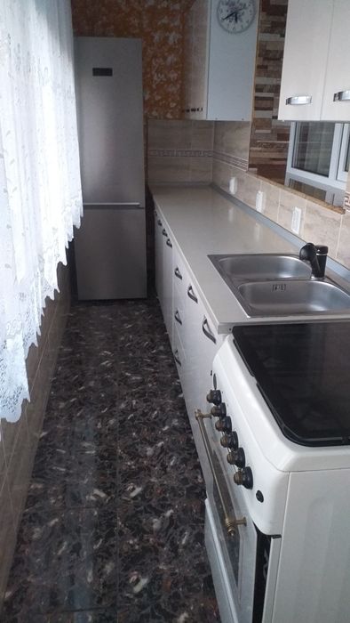 Ofer spre închiriere apartament cu 2 camere decomandat.