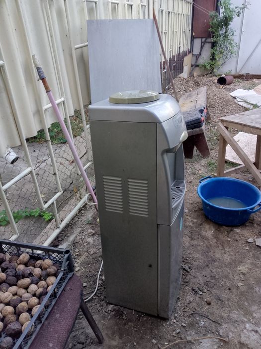 Диспенсер, кулер для воды