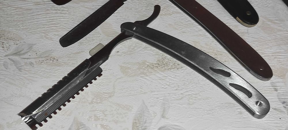 -  vand  brici briciuri pt. barbierit pt. colectie / panoplie etc  cele din poza  pret 200 ron 3 bucati