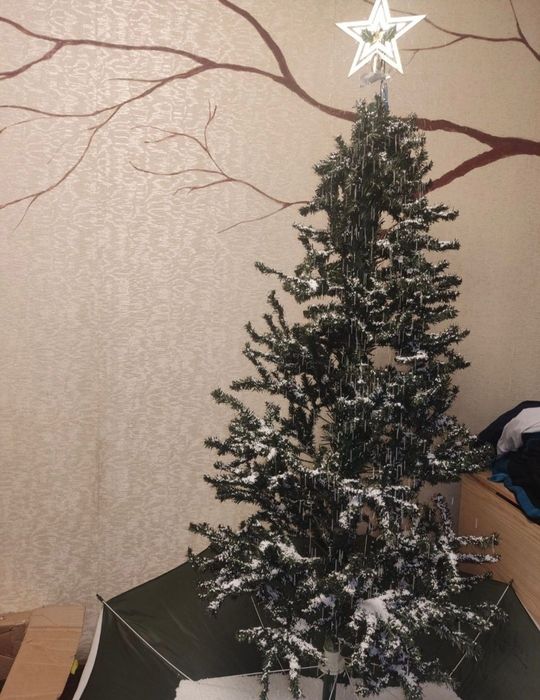 Ёлка с падающим снегом