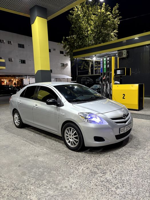 Toyota Yaris Benzin srochna sotiladi