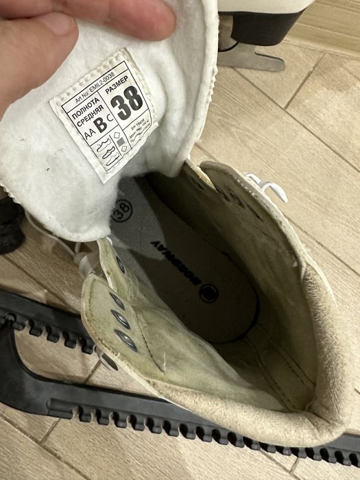 Продам коньки фигурные