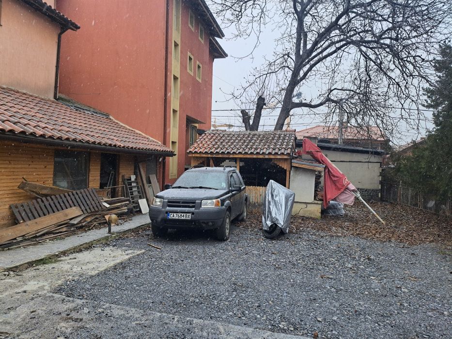 Давам място със постройка  под наем 300кв м