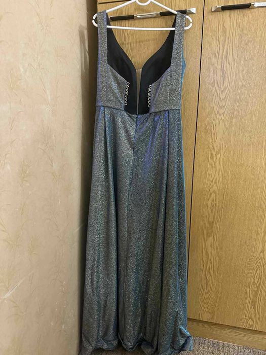 Рокля за бал, обличана само веднъж