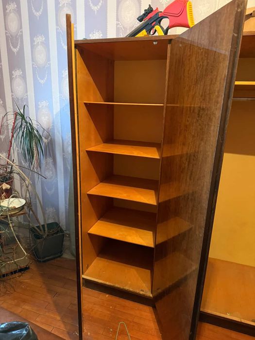 Дървен гардероб в добро състояние