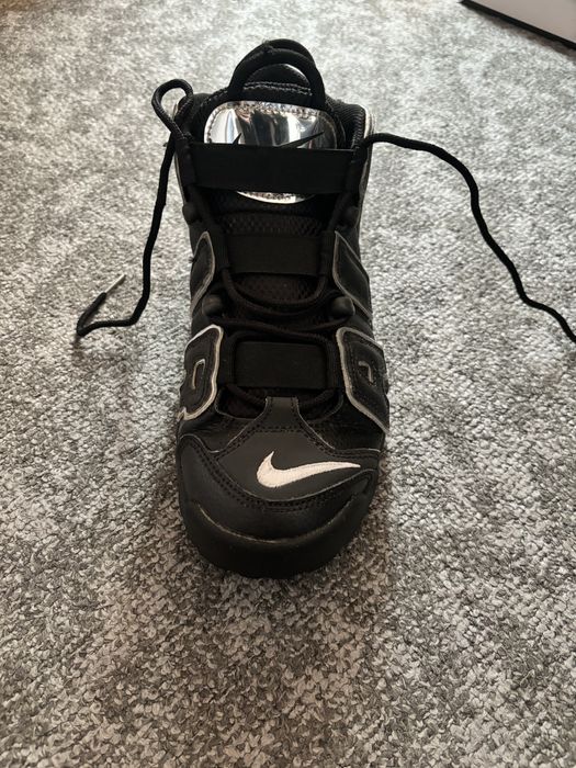 Vând nike uptempo’96 black metalic achizitionati din Buzz