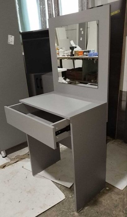 Туалетный столик, трюмо, зеркало.