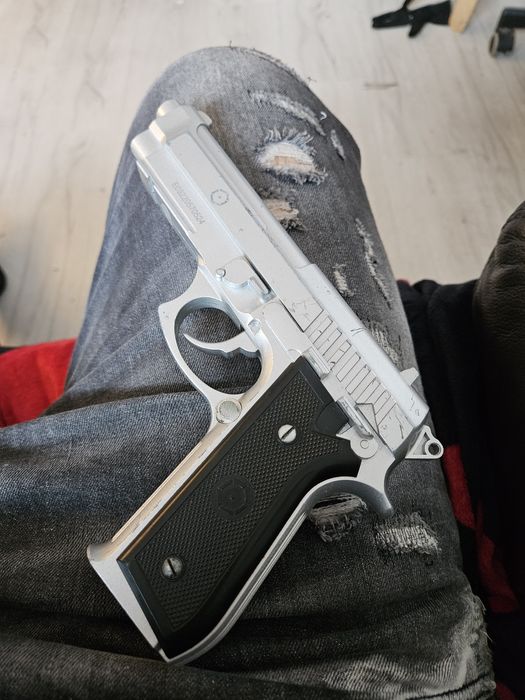 Vand Pistol Airsoft 5.5j+bile.