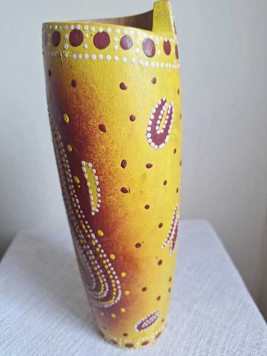 Vază din lemn pictată manual – artizanat Australia, stil aborigen, 27 cm