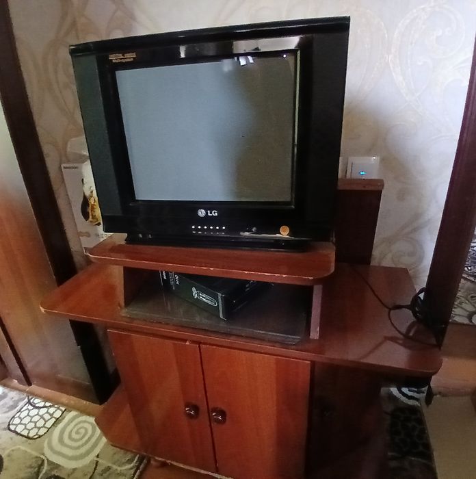 Televizor va padstavkasi sotiladi