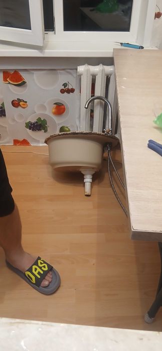 Раковина круглая с краном в хорошем состоянии