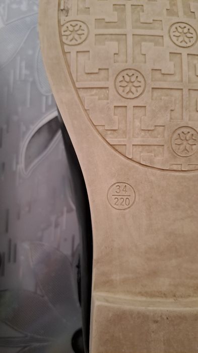 Туфли на девочку.