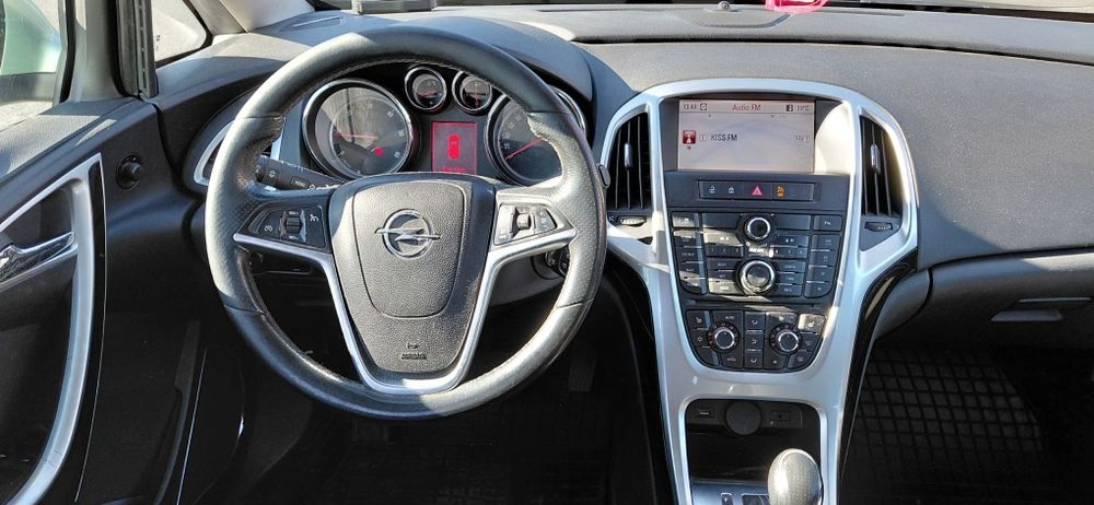 Vând Opel Astra J 2.0 CDI 2011