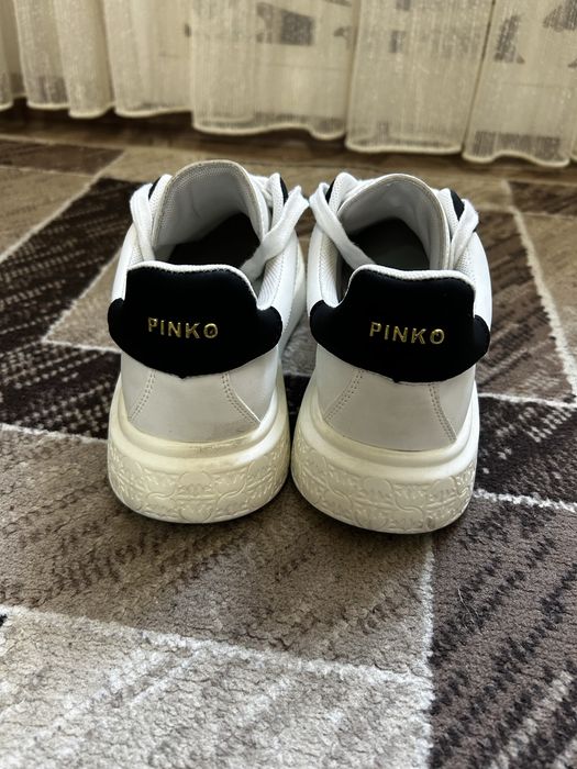 срочно продам женские кроссовки