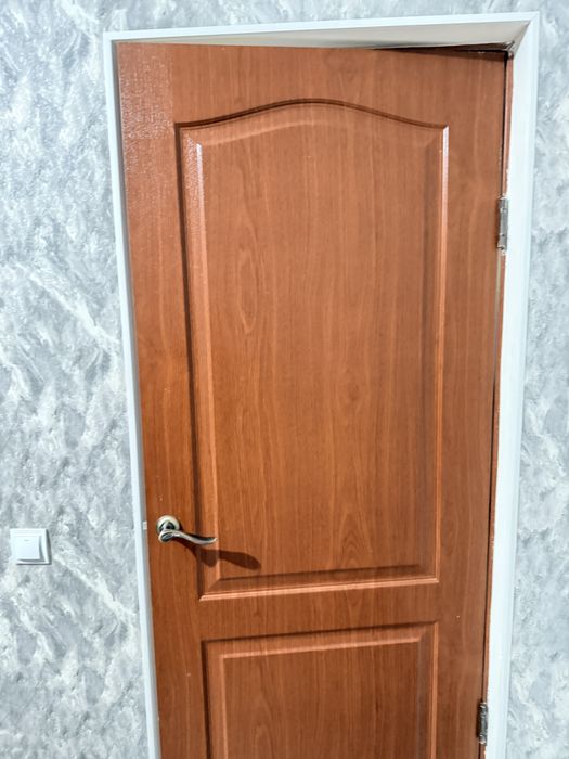 Продам двери с косяками и с ручками