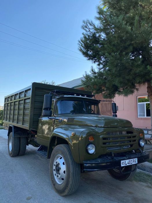 Zil 131 naxadi ishlab turgan moshin