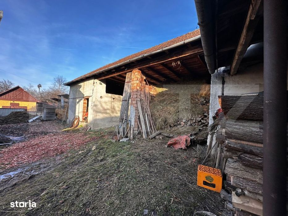 Casa cu 4 camere,baie, bucatarie,anexe.pivnita teren 2500 mp