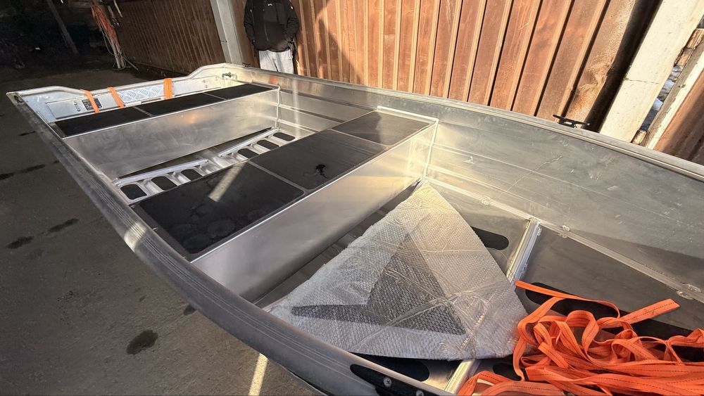 Vand barca aluminiu pescuit 3,65 m cu motor Mercury 9.9 cp