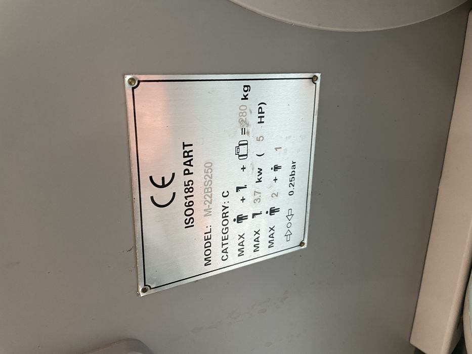 Продавам лодка гумена малка за двама човека с гребла