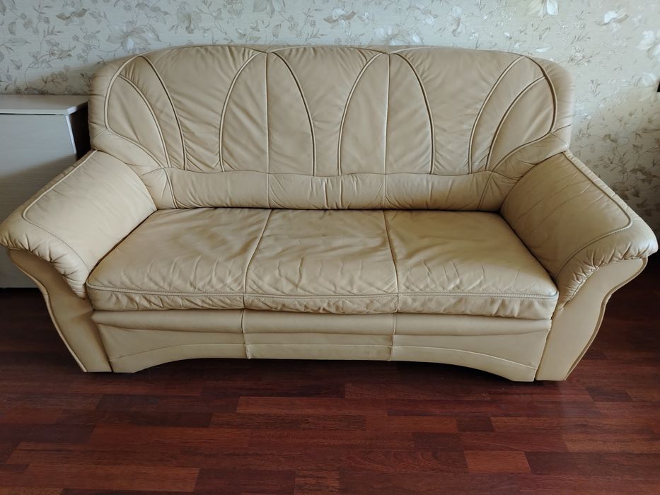 Продаётся кожаный диван