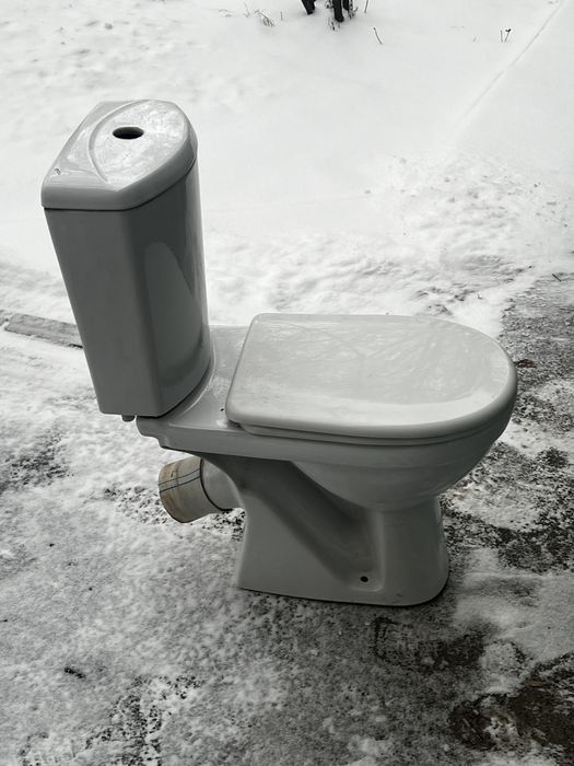 Унитаз белого цвета