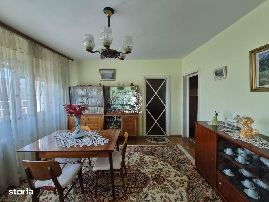 Apartamen 3 camere de vanzare, semidecomandat, etaj intermediar - Podu