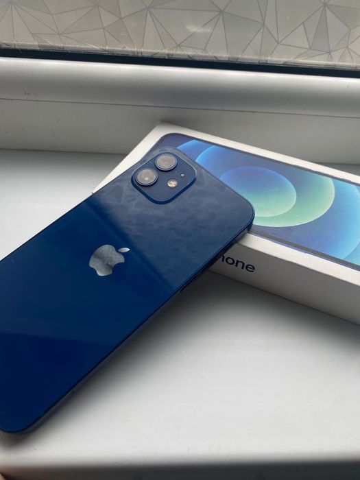 Продам Айфон 12 срочно