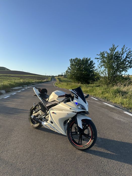 Yamaha YZF 125 Alb Perlat Impecabilă