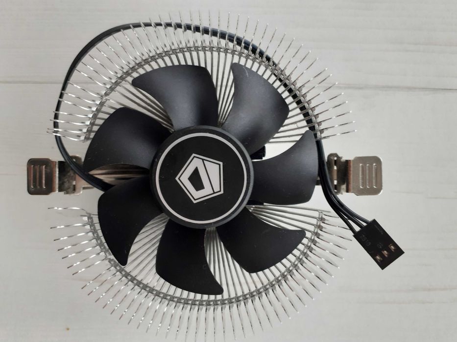 Продавам процесор AMD Ryzen 3 2200G + охладител ID-Cooling (3-pin)