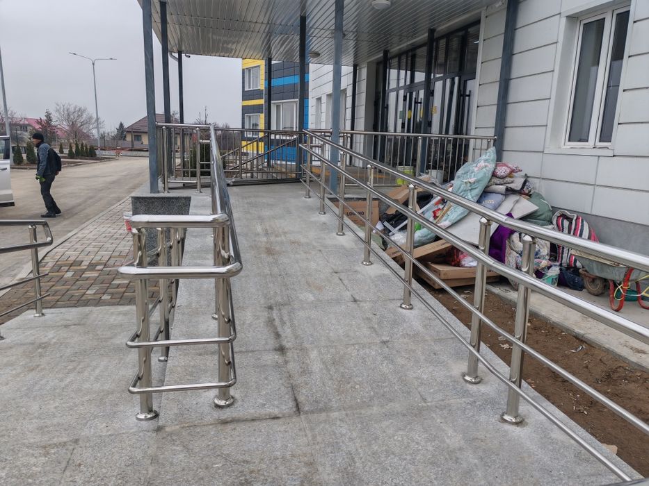 Перила из стекло для лестница на балконе