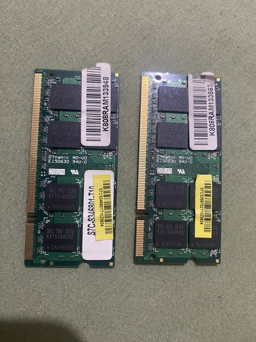 2 stickuri de RAM pentru laptop.