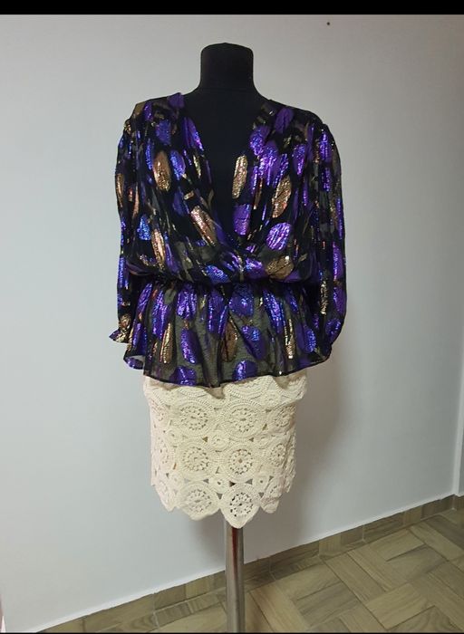 Top din tull cu insertii aurii, maneci bufante