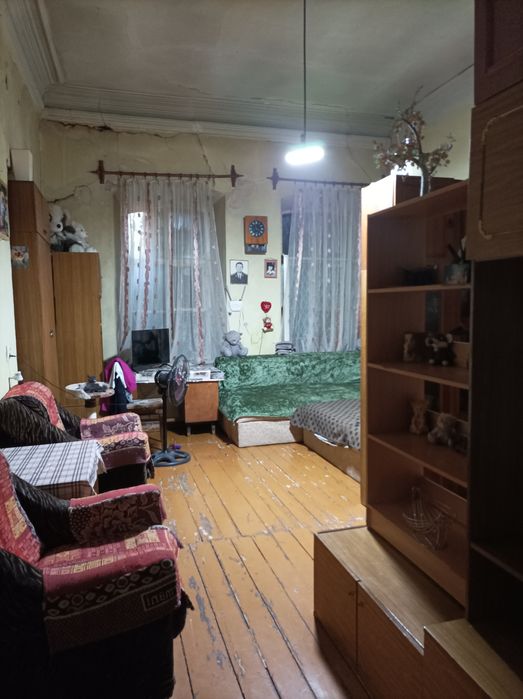 Продается Дом в общем дворе,в центре города