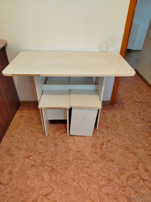 Продам стол с табуретками