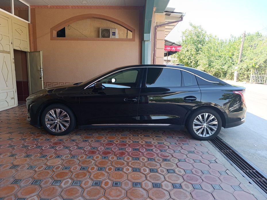 Hongqi E-QM5 Lux full pozitsiyasi