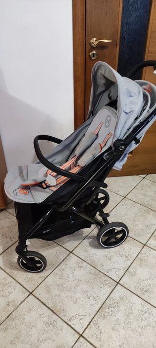 Продавам Лятна бебешка количка, сив цвят.