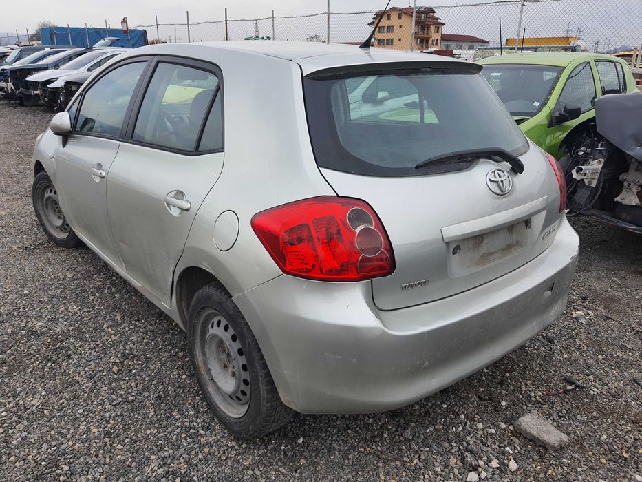 На части! Toyota Auris 2.0 D4D