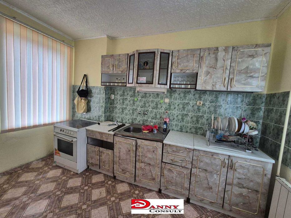 Къща с двор и гараж в гр. Павликени